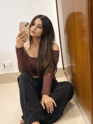 VIP Escort Mithali Thakur in Mirror selfie for lip pose
